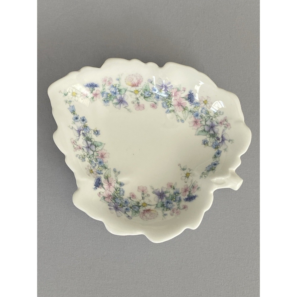 Wedgewood Angela Bone China Leaf Shaped Dish Berry Bowl Trinket Condiment Bowl